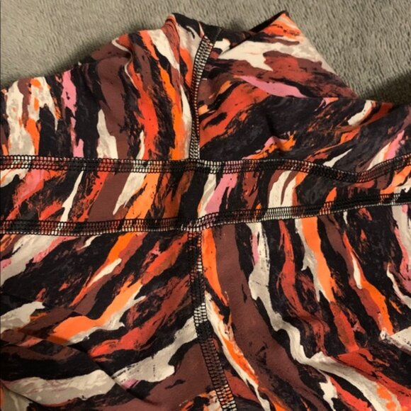 lululemon athletica Align Lunar New Year Pattern Leggings w/gold logo Size 8 EUC - Picture 7 of 7